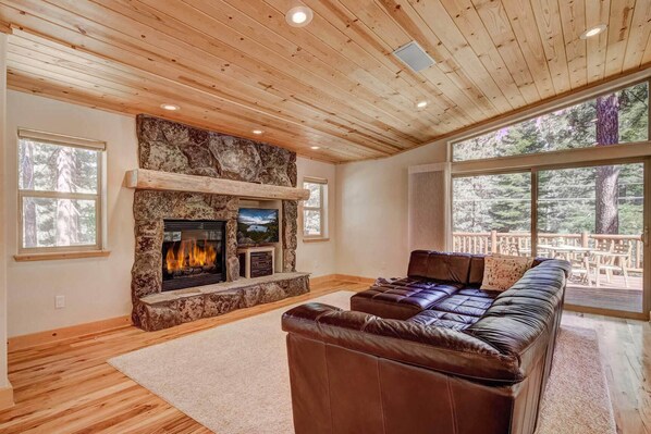 House, Multiple Beds, Jetted Tub | Living room