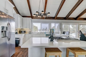 Maison, plusieurs lits, bain à remous, vue montagne | Cuisine privée | Grand réfrigérateur, micro-ondes, four, plaque de cuisson