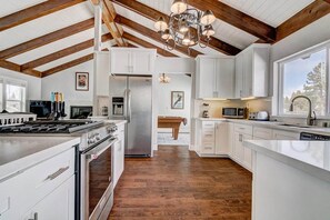 House, Multiple Beds, Hot Tub, Mountain View | Private kitchen