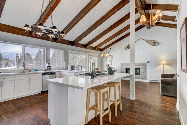 House, Multiple Beds, Hot Tub, Mountain View | Private kitchen