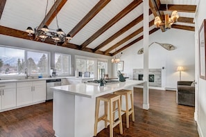 House, Multiple Beds, Hot Tub, Mountain View | Private kitchen