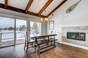 House, Multiple Beds, Hot Tub, Mountain View | In-room dining