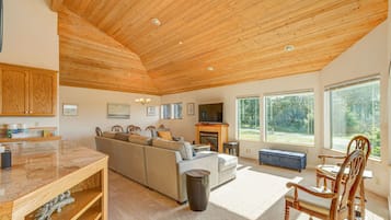 House, Multiple Beds, Hot Tub, Partial Ocean View (Pacific Splendor) | Private kitchen | Fridge, microwave, oven, stovetop