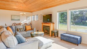Living room - Pacific Splendor Private Hot Tub w/ Views! (Sea Ranch)