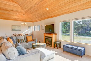 House, Multiple Beds, Hot Tub, Partial Ocean View (Pacific Splendor) | Living room | 40-inch flat-screen TV with digital channels, fireplace - Pacific Splendor Private Hot Tub w/ Views! (Sea Ranch)