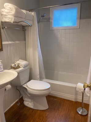 シャワー付き浴槽、ジェットバス、ヘアドライヤー、タオル