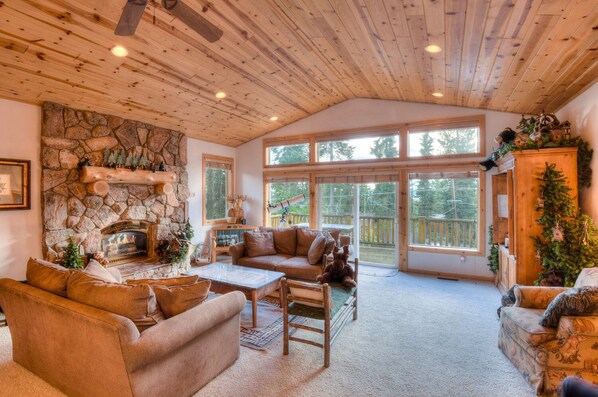 House, Multiple Beds (Canterbury Chalet) | Living room