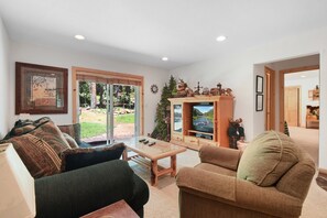 House, Multiple Beds (Canterbury Chalet) | Living room