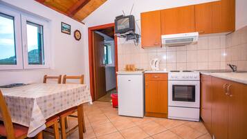 Refrigerador, microondas, horno y cafetera y tetera