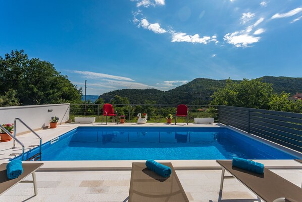 Una piscina al aire libre