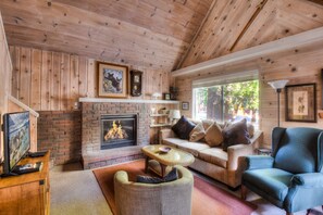 House, Berbilang Katil, Fireplace, Mountain View (Woodland Chalet) | Ruang tamu | 42 inci televisyen skrin rata dengan digital, pendiangan 