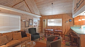 House, Berbilang Katil, Fireplace, Mountain View (Woodland Chalet) | Ruang tamu | 42 inci televisyen skrin rata dengan digital, pendiangan