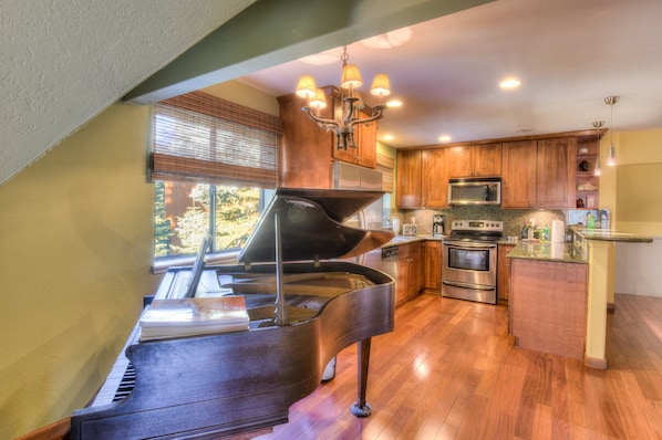 Fridge, microwave, oven, stovetop - Queens Peak (Tahoe Vista)