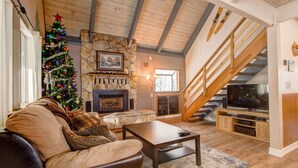 House, Multiple Beds, Hot Tub | Living room