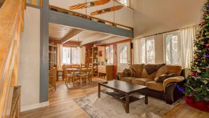 House, Multiple Beds, Hot Tub | Living room