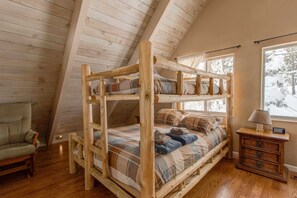Room - Quintessential Tahoe Cabin (South Lake Tahoe)