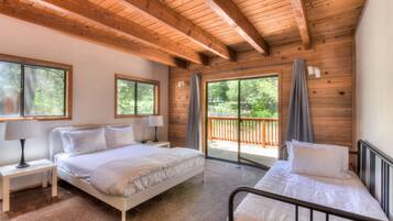 House, Multiple Beds, Balcony, Mountain View (Northwoods Hangout) | 2 bedrooms, free WiFi, bed sheets