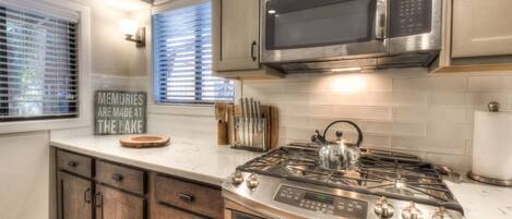 Casa, varias camas (Moose Manor) | Cocina privada | Refrigerador, microondas, horno y parrilla de estufa