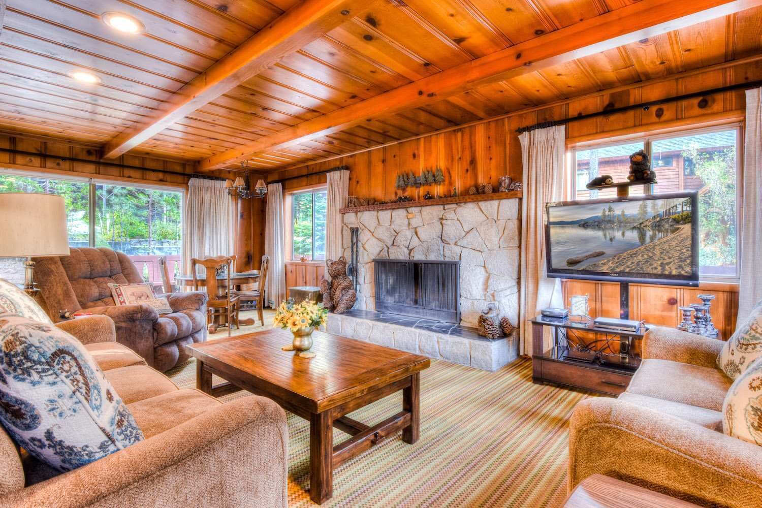 獨棟房屋, 多張床, 壁爐, 山景 (Zephyr Cove Cabin) | 起居區 | 42-吋平面電視、數位頻道、壁爐