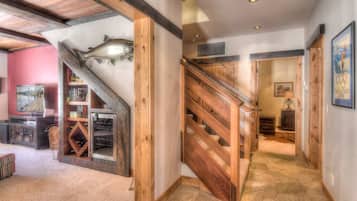 Stadtwohnung, Mehrere Betten, Whirlpool, Bergblick (Ridge Court Barrel) | Innenbereich