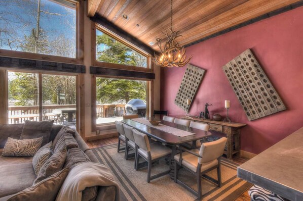 وحدة سكنية متصلة - عدة أسرّة - بمغطس ساخن - منظر للجبل (Ridge Court Barrel) | المنشأة من الداخل