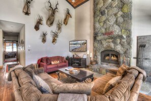 وحدة سكنية متصلة - عدة أسرّة - بمغطس ساخن - منظر للجبل (Ridge Court Barrel) | منطقة المعيشة | تلفزيون بشاشة مسطحة بحجم 42-بوصة يعرض قنوات تلفزيونية رقمية، مدفأة