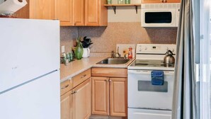 Coffee/tea maker, fridge, microwave, oven - Beach Club of Oscoda - All 4 Beachfront Cottages (Oscoda)