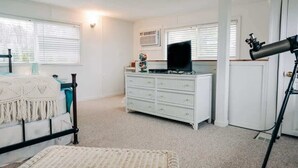 7 bedrooms, iron/ironing board, travel cot, WiFi - Beach Club of Oscoda - All 4 Beachfront Cottages (Oscoda)