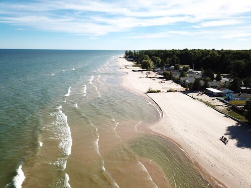 Beach Club of Oscoda - All 4 Beachfront Cottages