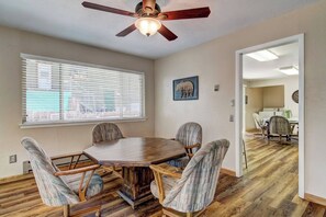House, Multiple Beds, Patio, Mountain View (Blue Black Bart) | Dining