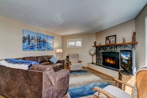 House, Multiple Beds, Patio, Mountain View (Blue Black Bart) | Living area