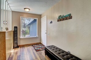 House, Multiple Beds, Patio, Mountain View (Blue Black Bart) | Interior
