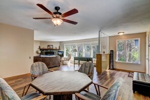 House, Multiple Beds, Patio, Mountain View (Blue Black Bart) | Living area | 35-inch flat-screen TV with digital channels, fireplace