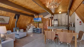 House, Multiple Beds, Hot Tub, Mountain View (Heavenly Hollow) | Dining