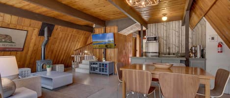 House, Multiple Beds, Hot Tub, Mountain View (Heavenly Hollow) | Dining