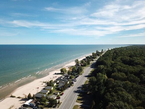 Cottage with private beachfront on Lake huron