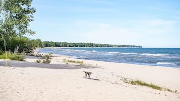 På stranden