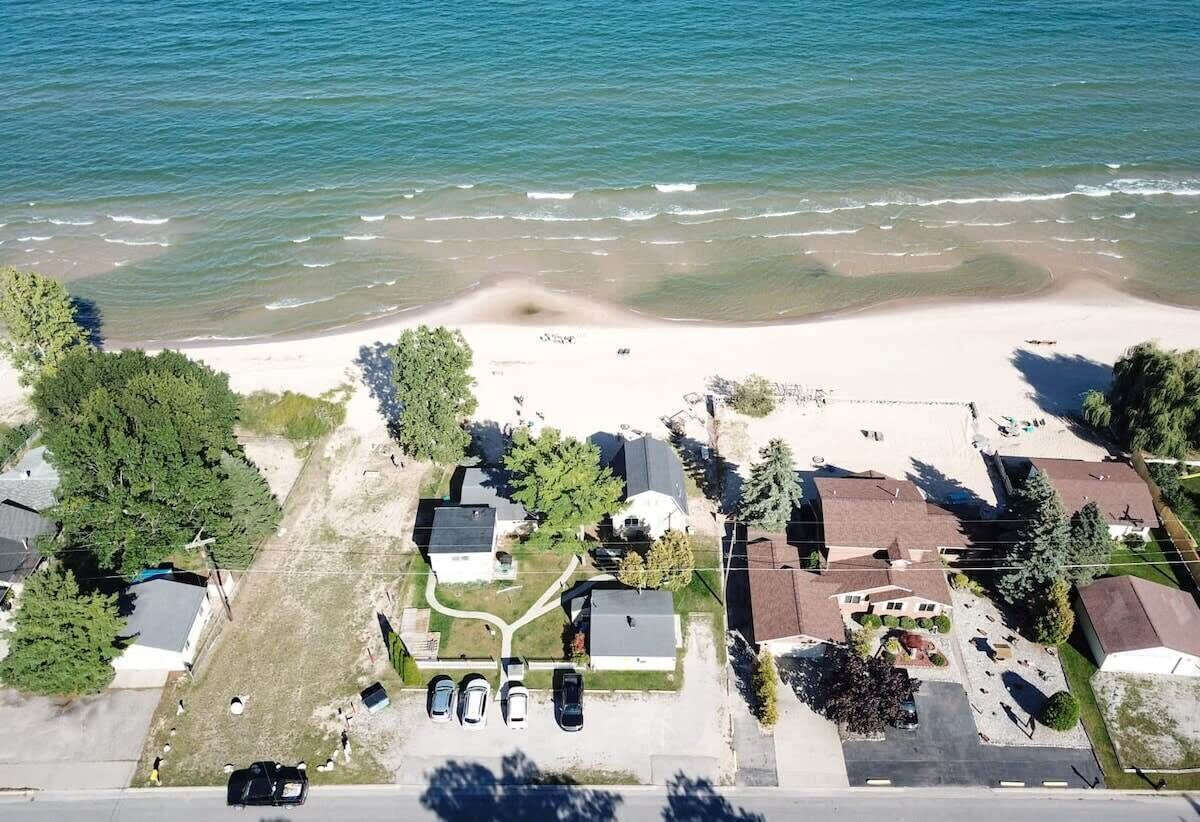 På stranden