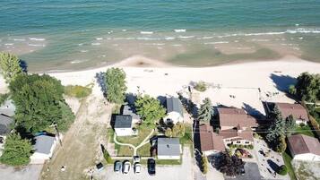 På stranden