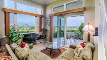 Casa de ciudad, varias camas, patio, vista al océano (Na Hale O Keauhou #N1) | Área de sala de estar | Televisión de pantalla plana de 42 pulgadas con canales digitales