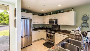 Townhome, Multiple Beds, Patio, Ocean View (Na Hale O Keauhou #N1) | Private kitchen | Fridge, microwave, oven, stovetop