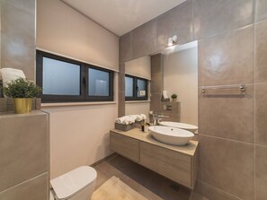 Een bad, een haardroger, handdoeken