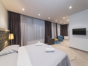 7 bedrooms, iron/ironing board, WiFi, bed sheets