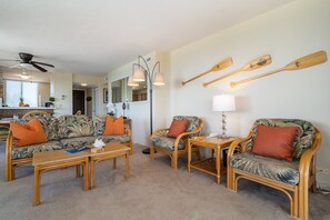Condo, Multiple Beds, Hot Tub, Ocean View | Living room