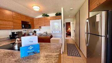 Lejlighed - 1 kingsize-seng - hawaiiansk terrasse - havudsigt (Kona Isle #D31) | Privat køkken | Køleskab, mikrobølgeovn, ovn, kogeplade