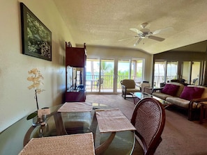 Condo, 1 giường cỡ king, lanai, quang cảnh biển (Kona Isle #D31) | Khu phòng khách | TV màn hình phẳng 35-inch có truyền hình kỹ thuật số