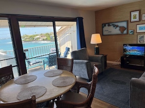 Condo, 1 giường cỡ king, ban công, quang cảnh biển (Sea Village #1303) | Khu phòng khách | TV màn hình phẳng 35-inch có truyền hình kỹ thuật số