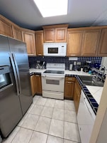 Condo, várias camas, sacada, vista para o oceano (Kona Alii #204) | Cozinha privada | Geladeira, micro-ondas, fogão, cooktop