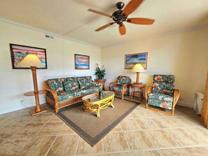 Appartement, Meerdere bedden, balkon, uitzicht op zwembad (White Sands Village #309) | Woonruimte | Een 42-inch flatscreentelevisie met digitale zenders