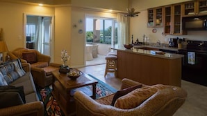 Apartamento, várias camas (2-302 The Beach Villas at Kahaluu) | Sala de estar